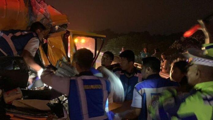 kecelakaan-tol-madiun-elf-tabrak-truk-parkir
