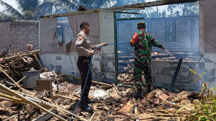 651e6eef42aa2-rumah-nenek-80-tahun-di-pacitan-ludes-terbakar_1265_711