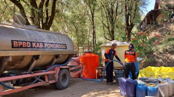 BPBD-Ponorogo-melakukan-dropping-air-bersih-di-Dusun-Jenggring-Desa-Duri-Slahung