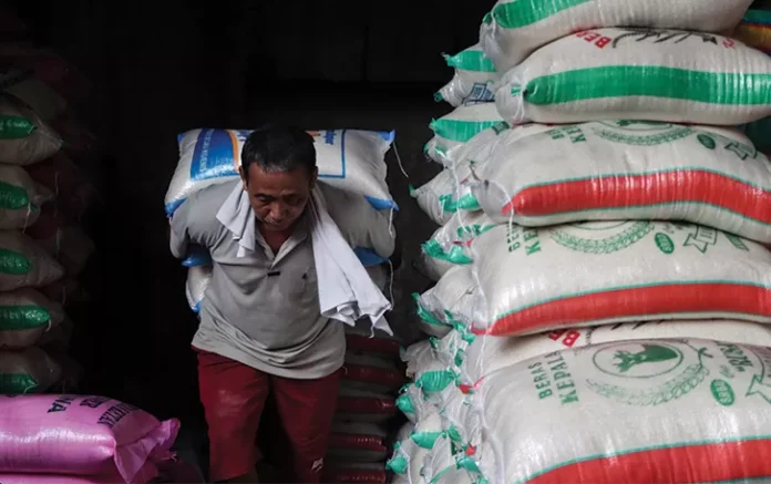 Kios-penjualan-beras-di-Pasar-Legi-3248431233