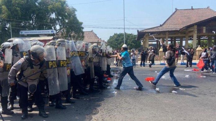 Massa-Pendemo-Bentrok-Dengan-Polisi-di-Alun-alun-Ponorogo