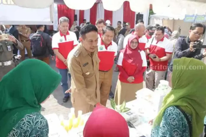 Pj-Wali-Kota-Malang-Wahyu-Hidayat-di-gerakan-pangan-murah