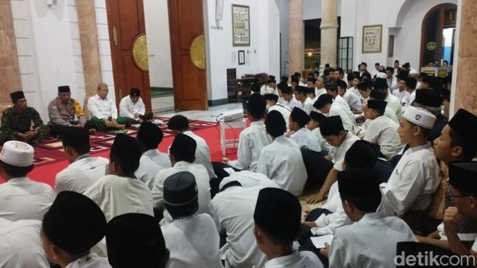 warga-pacitan-lantunkan-selawat-dan-doakan-palestina-di-hari-santri_169