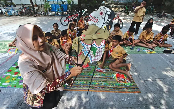 Guru-SDN-Nayu-Barat-2-bercerita-tentang-tokoh-wayang-kepada-siswanya-3367156808