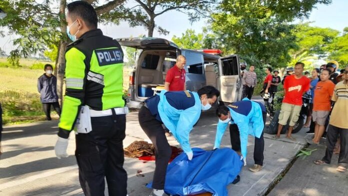 panther-tabrak-pemotor-hingga-tewas-di-ngawi_169